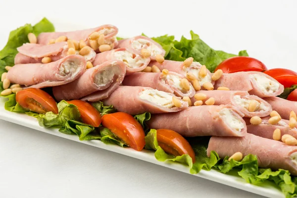 jambon, peynir ve yeşillikleri, beyaz arka plan üzerinde et rulolar