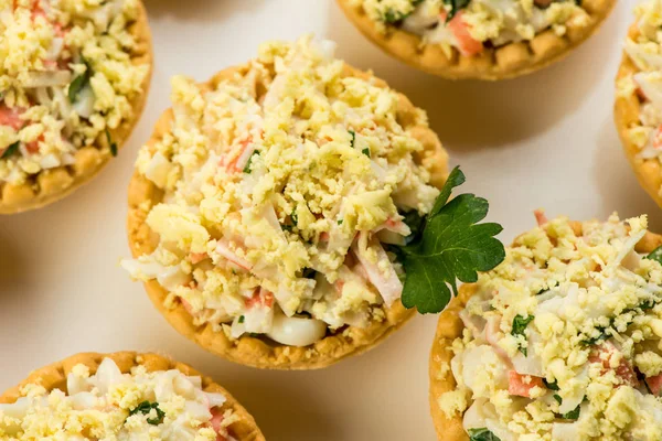 Somon füme, krem peynir, dereotu ve Horseradish Pate çavdar ekmek dilimleri üzerinde