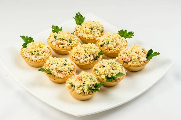 Somon füme, krem peynir, dereotu ve Horseradish Pate çavdar ekmek dilimleri üzerinde