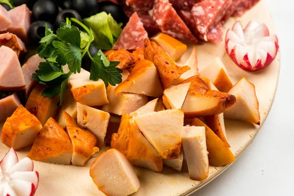 plaka kurulu et ve peynir ile. İtalyan tarzı ziyafet.