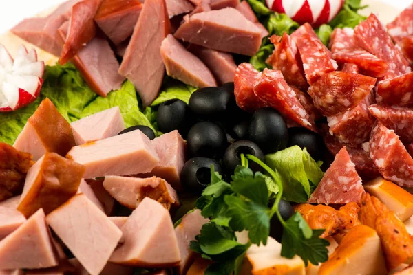 plaka kurulu et ve peynir ile. İtalyan tarzı ziyafet.