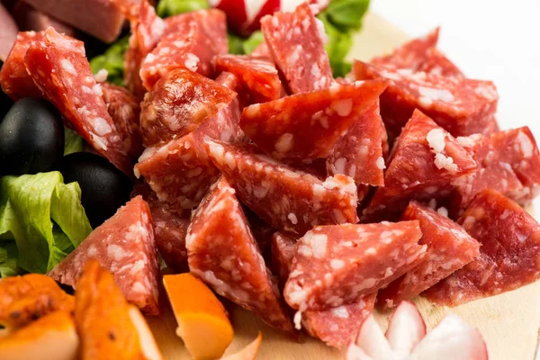 plaka kurulu et ve peynir ile. İtalyan tarzı ziyafet.