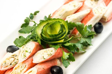 Marul ve dereotu kahverengi ahşap kesme tahtası üzerinde sopalarla Yengeç