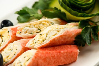 Marul ve dereotu kahverengi ahşap kesme tahtası üzerinde sopalarla Yengeç