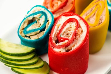 çok renkli çok renkli çok beyaz bir arka plan üzerinde beyaz bir plaka üzerinde güç kaynağı salata rulo