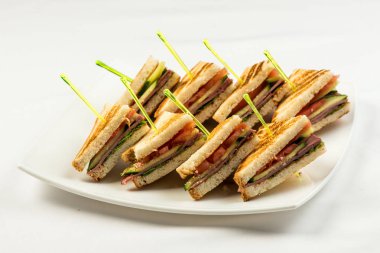 ızgara tavuk ve avokado ile blt sandviç sosis, marul ve domates