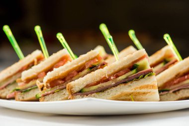 ızgara tavuk ve avokado ile blt sandviç sosis, marul ve domates