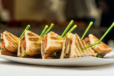 ızgara tavuk ve avokado ile blt sandviç sosis, marul ve domates