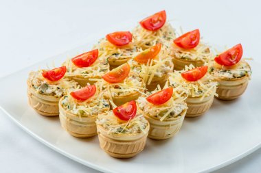 Üç baget dilimleri karaciğer ve elma ezme ve ince domates ile üst dilim. Sığ Dof