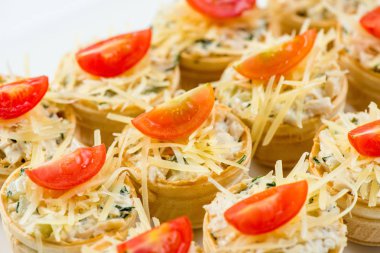 Üç baget dilimleri karaciğer ve elma ezme ve ince domates ile üst dilim. Sığ Dof