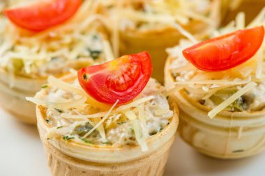 Üç baget dilimleri karaciğer ve elma ezme ve ince domates ile üst dilim. Sığ Dof