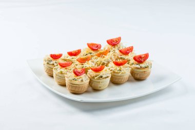 Üç baget dilimleri karaciğer ve elma ezme ve ince domates ile üst dilim. Sığ Dof