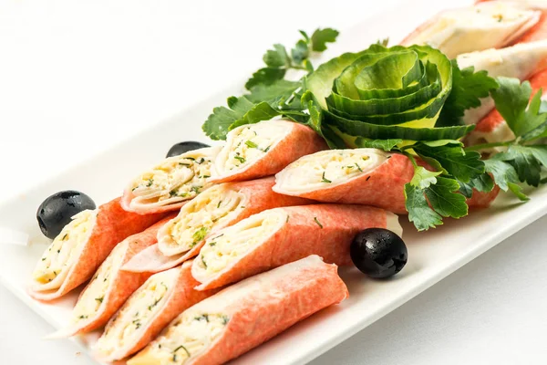 Marul ve dereotu kahverengi ahşap kesme tahtası üzerinde sopalarla Yengeç