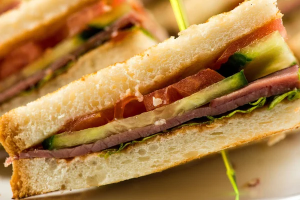 Sándwiches de tocino, lechuga y tomate a la parrilla con pollo y aguacate — Foto de Stock