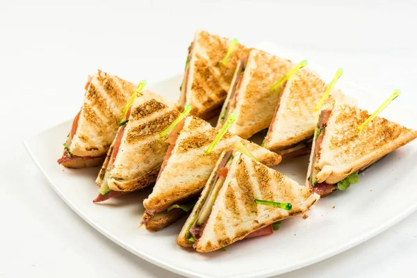 Sándwiches de tocino, lechuga y tomate a la parrilla con pollo y aguacate — Foto de Stock