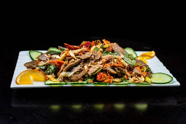 Çin mutfağı, siyah zemin üzerine beyaz tabak içinde salatalık ve domates ile sığır eti haşlama