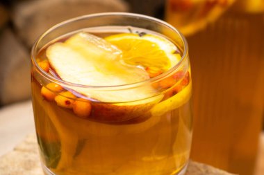 sıcak sonbahar içki şarabı elma limon, tarçın, Deniz cehri ve anason yıldızları ile gelen