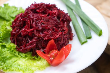 somun, soğan, kırmızı pancar yaprakları kırmızı pancar salatası