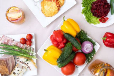 Ukraynalı natürmort domuz yağı ve sebze kırmızı