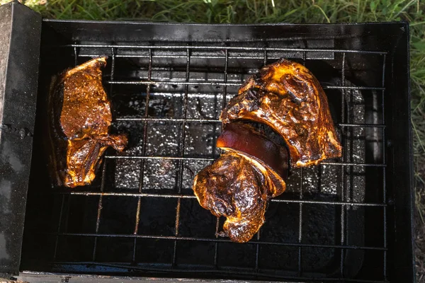 돼지고기 스테이크에서 연기와 증기 상승 — 스톡 사진