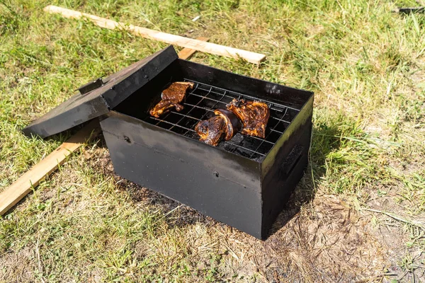 Smoke and steam rise from a pork steak — Stock Photo, Image