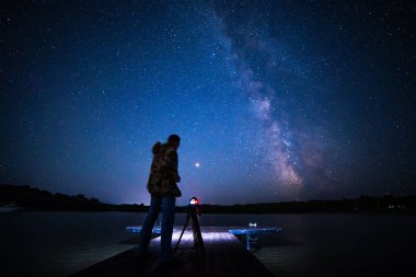 Gece Samanyolu ile ahşap iskele kamera bir tripod üzerinde