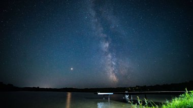 Gece Samanyolu ile ahşap iskele kamera bir tripod üzerinde