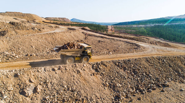 Самосвал Грузовые перевозки в карьере земли
