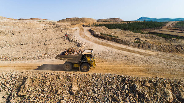 Самосвал Грузовые перевозки в карьере земли
