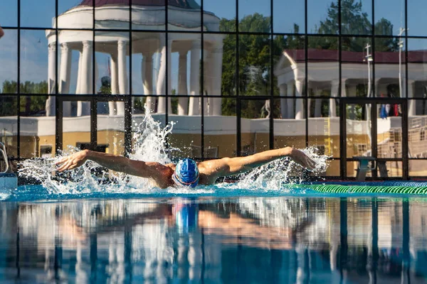 男子游泳使用蛙泳技术。池绿松石水 — 图库照片