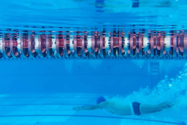 Unterwasserbild junger Schwimmer beim Training im Schwimmbad — Stockfoto