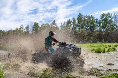 ATV Quad büyük kir hızlı sürmek ve kirli su sıçramalarına yapar