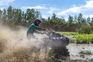 ATV Quad büyük kir hızlı sürmek ve kirli su sıçramalarına yapar
