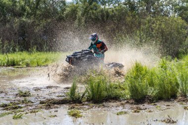 ATV Quad büyük kir hızlı sürmek ve kirli su sıçramalarına yapar