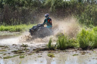 ATV Quad büyük kir hızlı sürmek ve kirli su sıçramalarına yapar