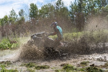 ATV Quad büyük kir hızlı sürmek ve kirli su sıçramalarına yapar