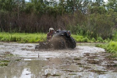 ATV Quad polaris büyük kir hızlı sürmek ve kirli su sıçramalarına yapar