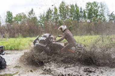 ATV Quad büyük kir hızlı sürmek ve kirli su sıçramalarına yapar