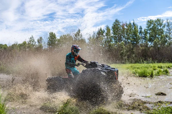 ATV Quad jeździ na wielki brud i sprawia, że rozpryski wody brudnej — Zdjęcie stockowe