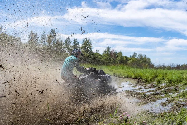ATV Quad jeździ na wielki brud i sprawia, że rozpryski wody brudnej — Zdjęcie stockowe