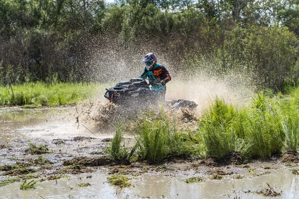 ATV Quad jezdí rychle na velké nečistoty a dělá postříkání špinavé vody — Stock fotografie