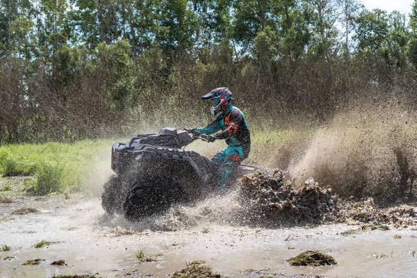 ATV Quad jezdí rychle na velké nečistoty a dělá postříkání špinavé vody — Stock fotografie