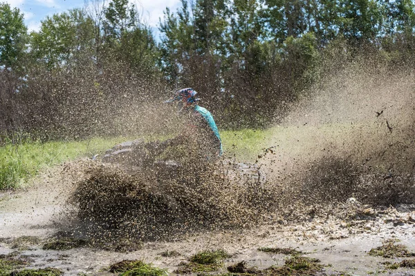 ATV Quad monta rápido en la tierra grande y hace salpicaduras de agua sucia — Foto de Stock