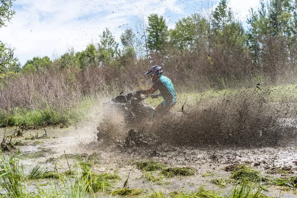 ATV Quad быстро ездит на большой грязи и делает брызги грязной воды — стоковое фото