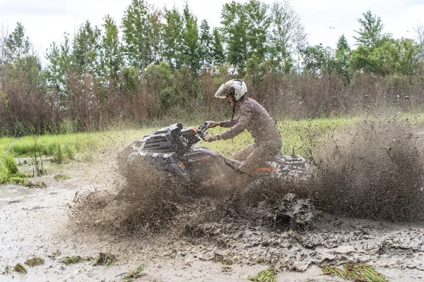 ATV Quad jeździ na wielki brud i sprawia, że rozpryski wody brudnej — Zdjęcie stockowe