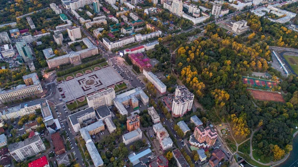 Khabarovsk, the city center . the view from the top. filmed with a drone . Lenin square, Dynamo Park, Ussuri Boulevard — Stock Photo, Image