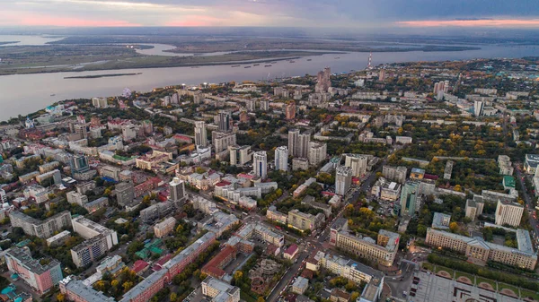 Khabarovsk, il centro della città. la vista dall'alto. girato con un drone. Piazza Lenin, Dynamo Park, Ussuri Boulevard — Foto Stock