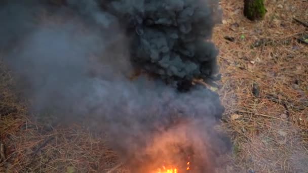 Mörka moln rök långsamt flyger, föroreningar gas. — Stockvideo