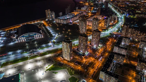 Khabarovsk gece şehir bölge Erofey arena görünümünü. quadrocopter ile çekim