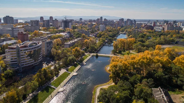 Habarovsk Park şehir merkezinde. Şehir gölet. sonbahar. üstten görünüm. dron tarafından alınan.